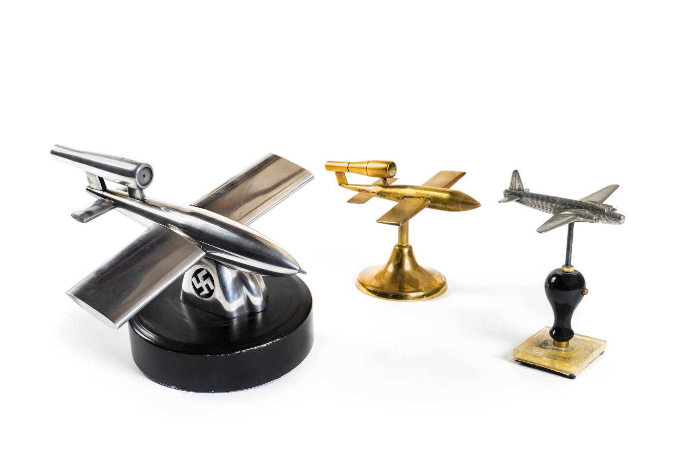 Lot 612 - Desktop models.
