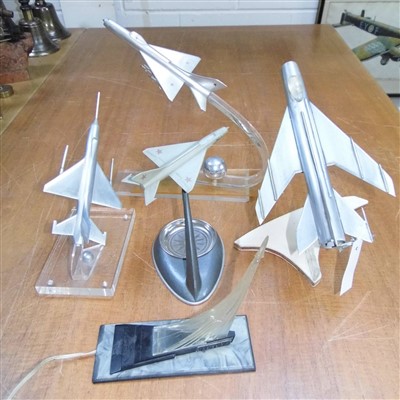 Lot 759 - Desktop models.