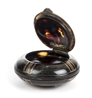 Lot 24 - Snuff Box.