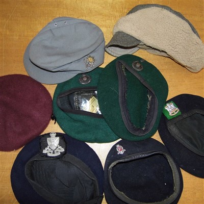 Lot 887 - Berets.