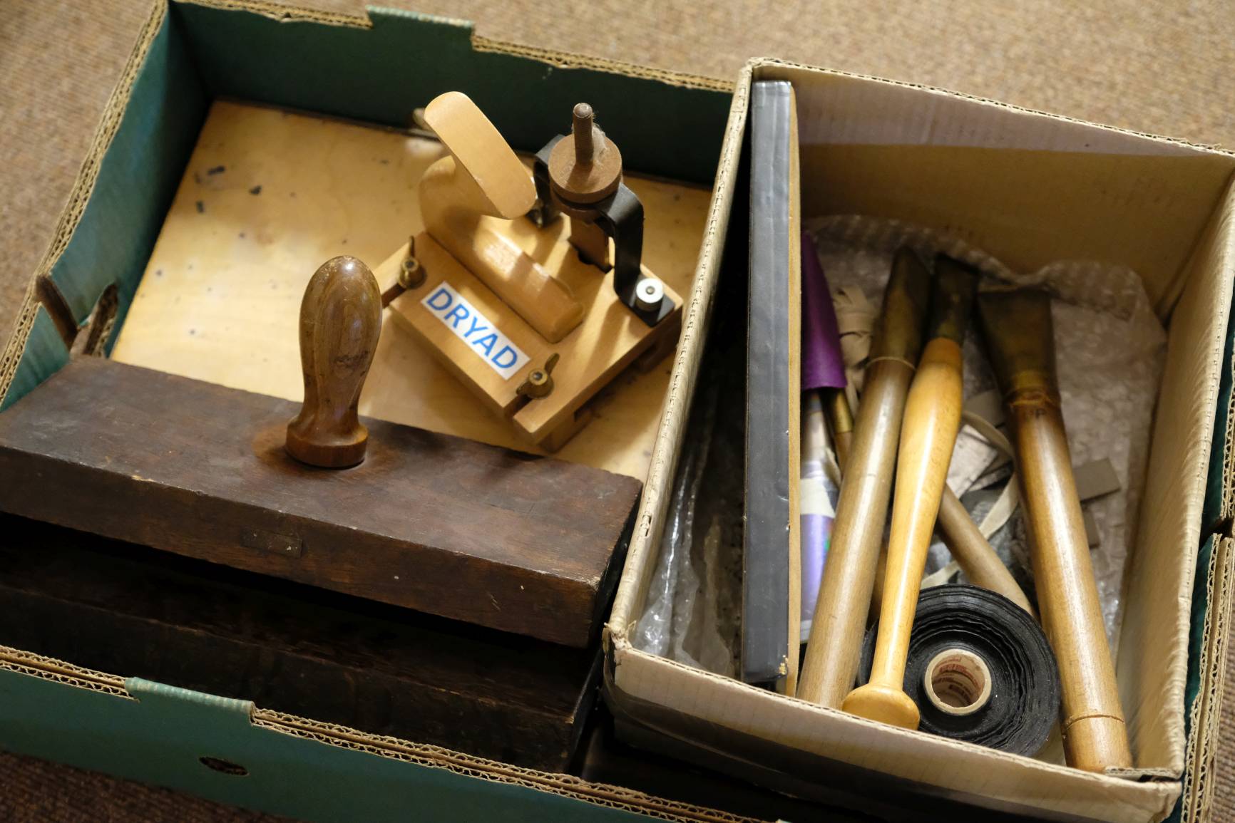 Bookbinding Device Lot 467 - Bookbinding equipment & accessories.