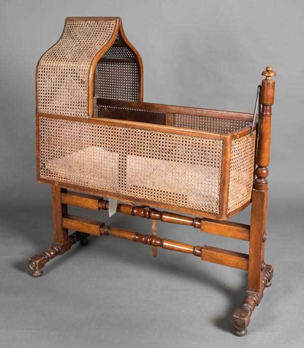 Lot 206 - Cradle.