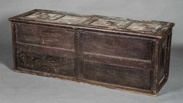 Lot 200 - Coffer.