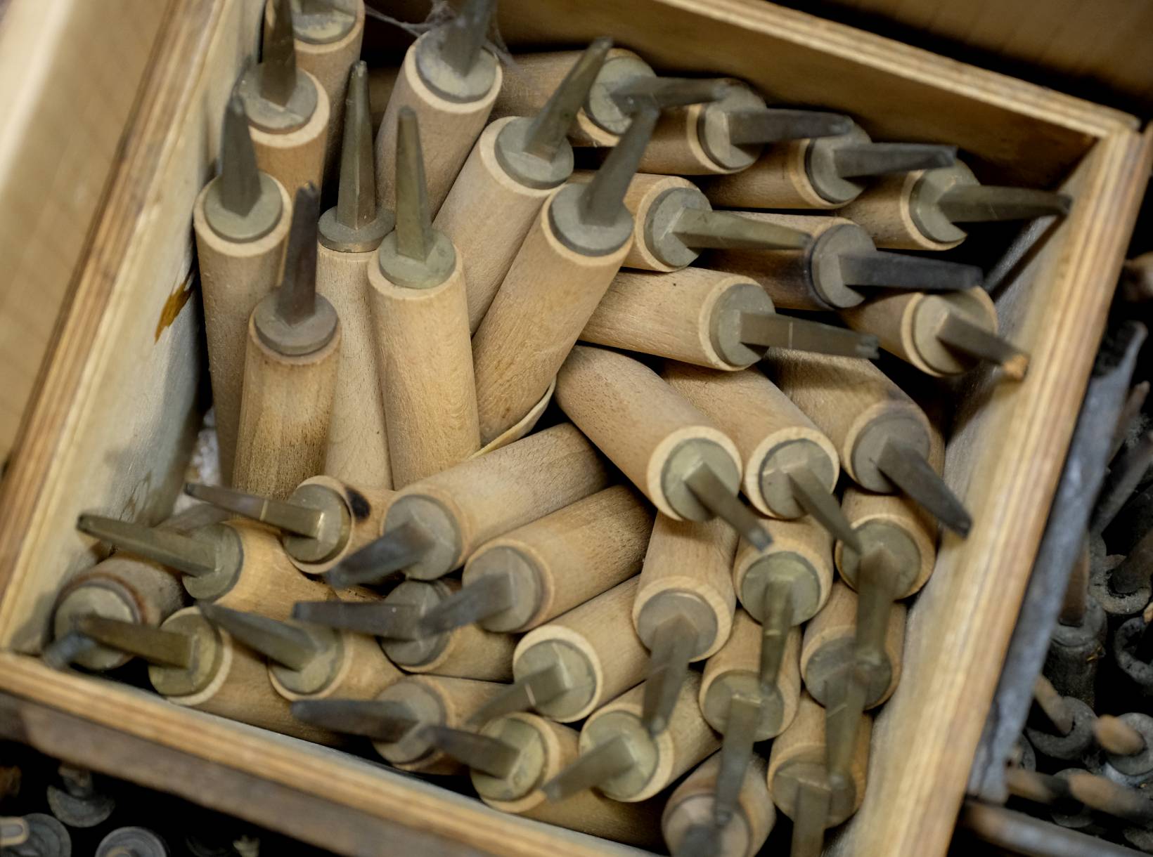 Lot 486 Handle letters.