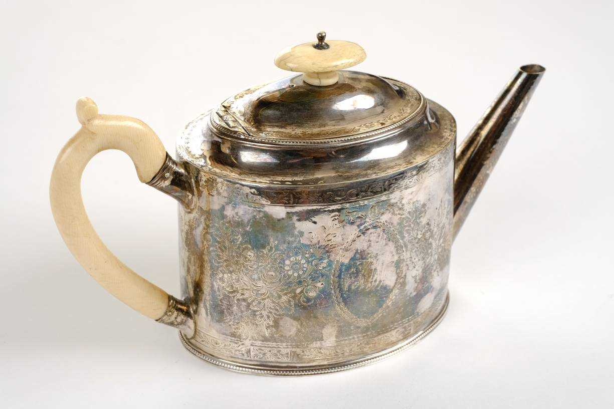 Lot 27 - Teapot.