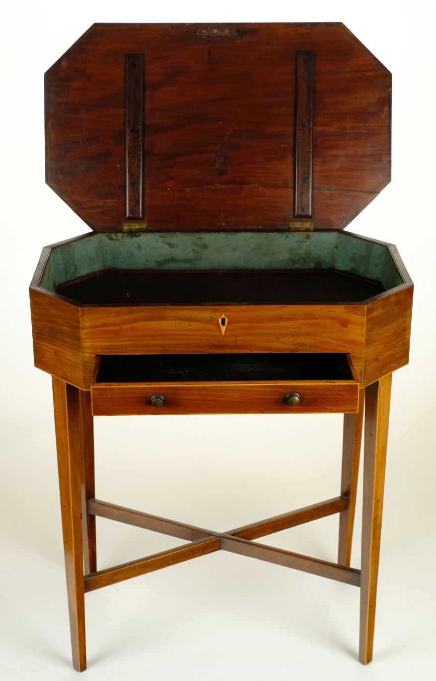 L527 Antique Table