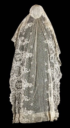 Lot 317 - Lace veil.