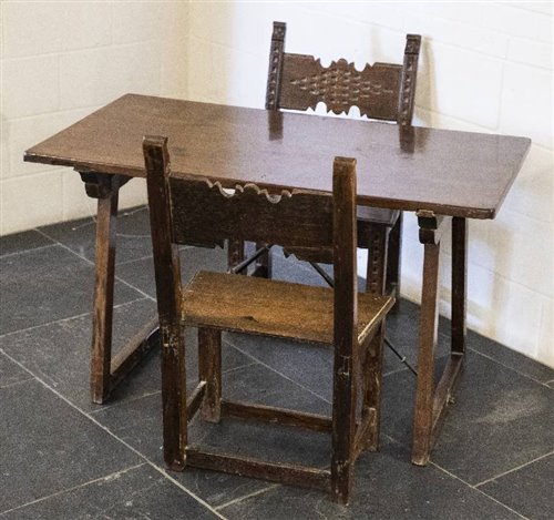 Lot 657 - Table.