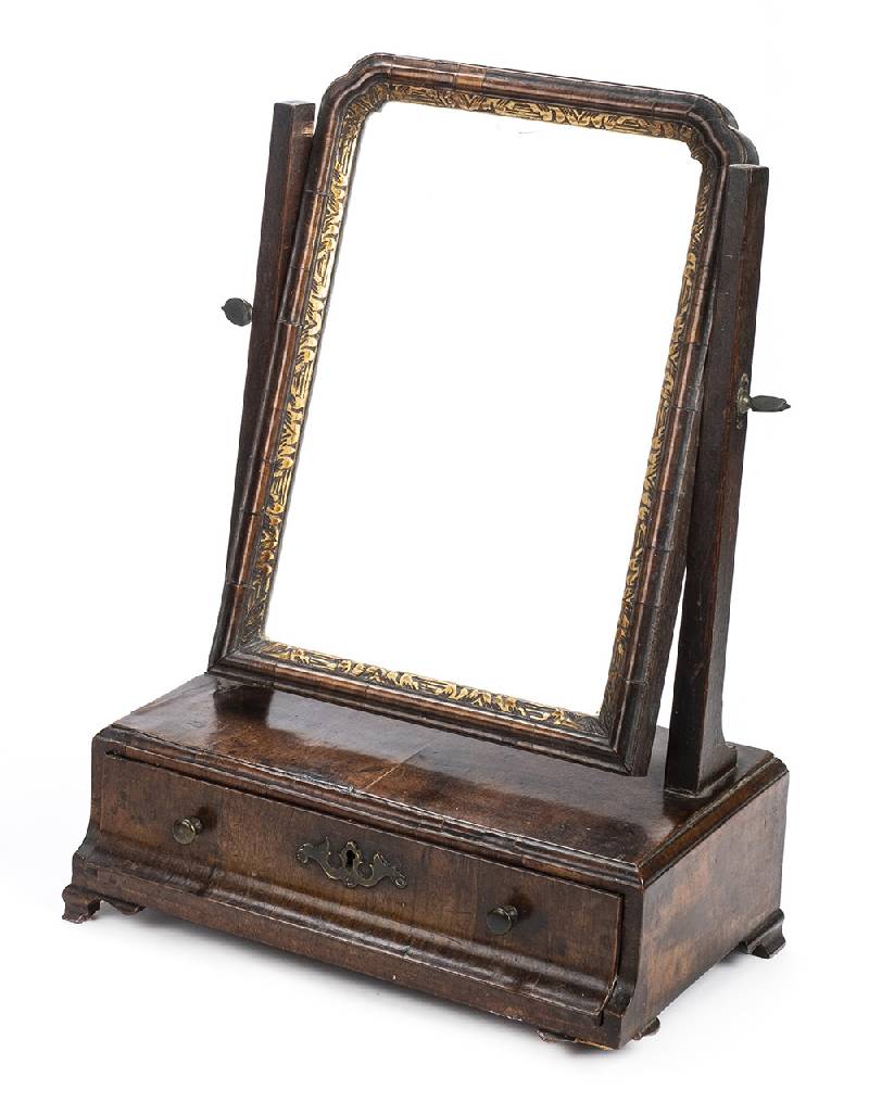 Lot 121 Dressing Mirror Table.
