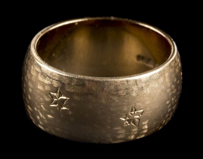 Lot 164 - Wedding Band.