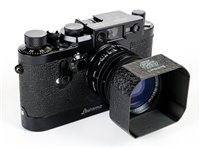 Lot 389 - Very rare black Leica IIIg camera.