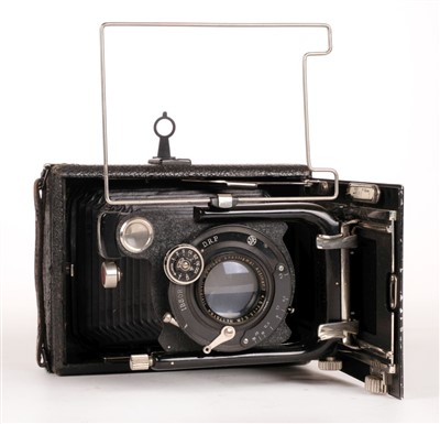 Lot 317 - Sanderson Regular Hand and Stand Camera (late 1920s) and other vintage cameras / accessories