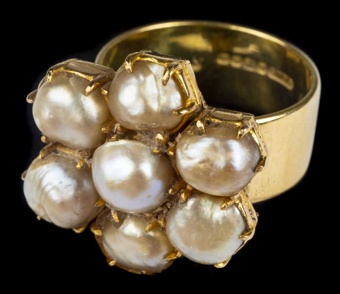 Lot 23 - Ring. An 18ct gold ring by Charles Green & Son