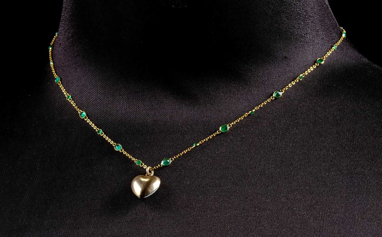 Lot 16 - Necklace. An 18ct gold chain set