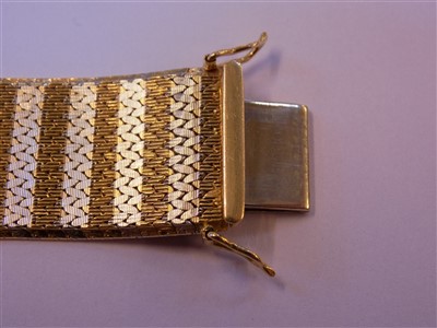 Lot 6 - Bracelet. An 18ct gold ladies bracelet