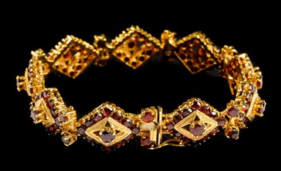 Lot 5 - Bracelet. A Continental 18K gold ladies bracelet