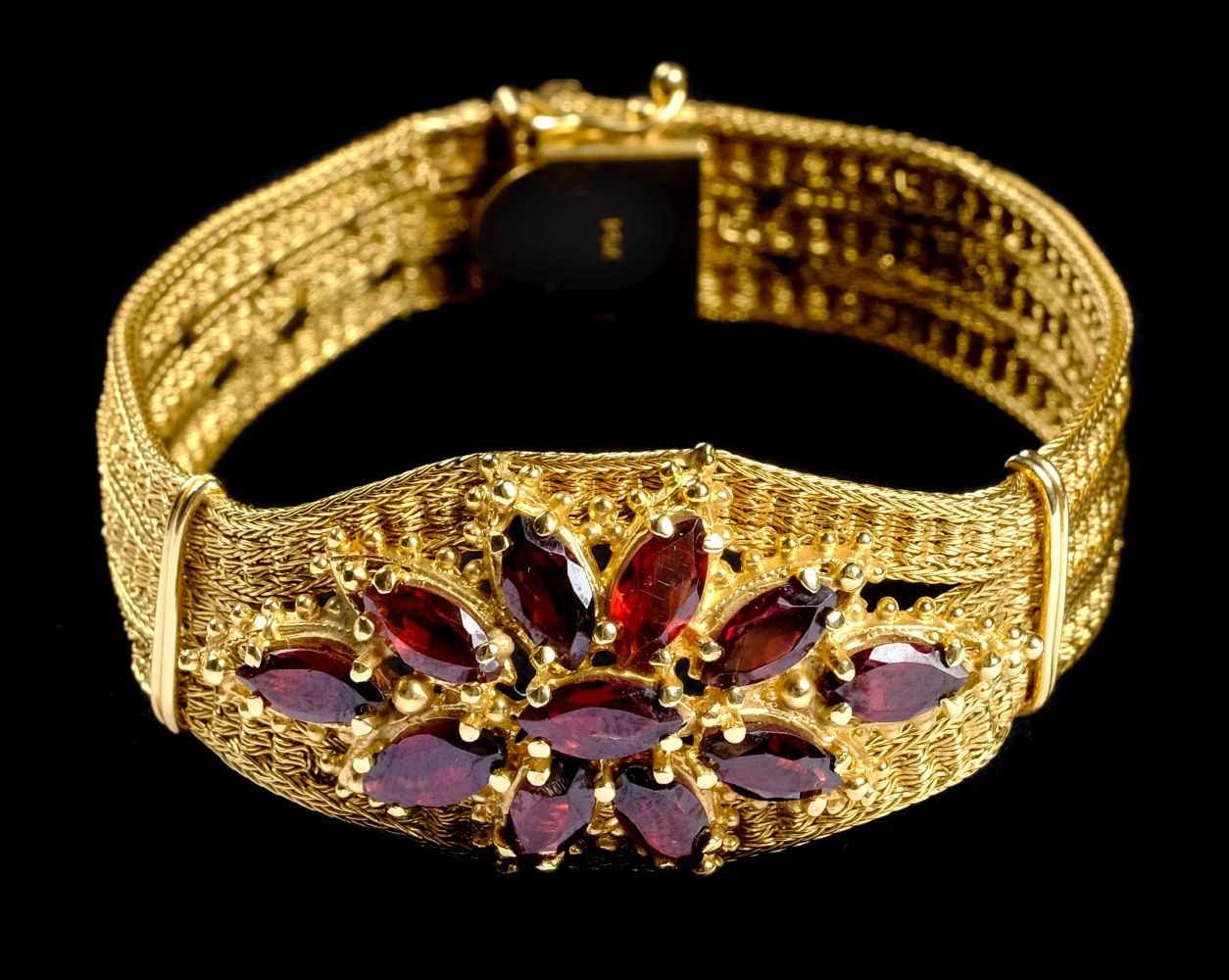 Lot 4 - Bracelet. A Continental 14K gold ladies bracelet