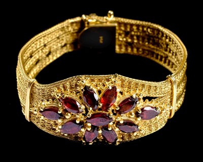 Lot 4 - Bracelet. A Continental 14K gold ladies bracelet