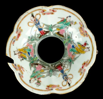 Lot 95 - Chinese Spittoon. 18th century Chinese export porcelain Famille Rose spittoon, probably Yongzheng