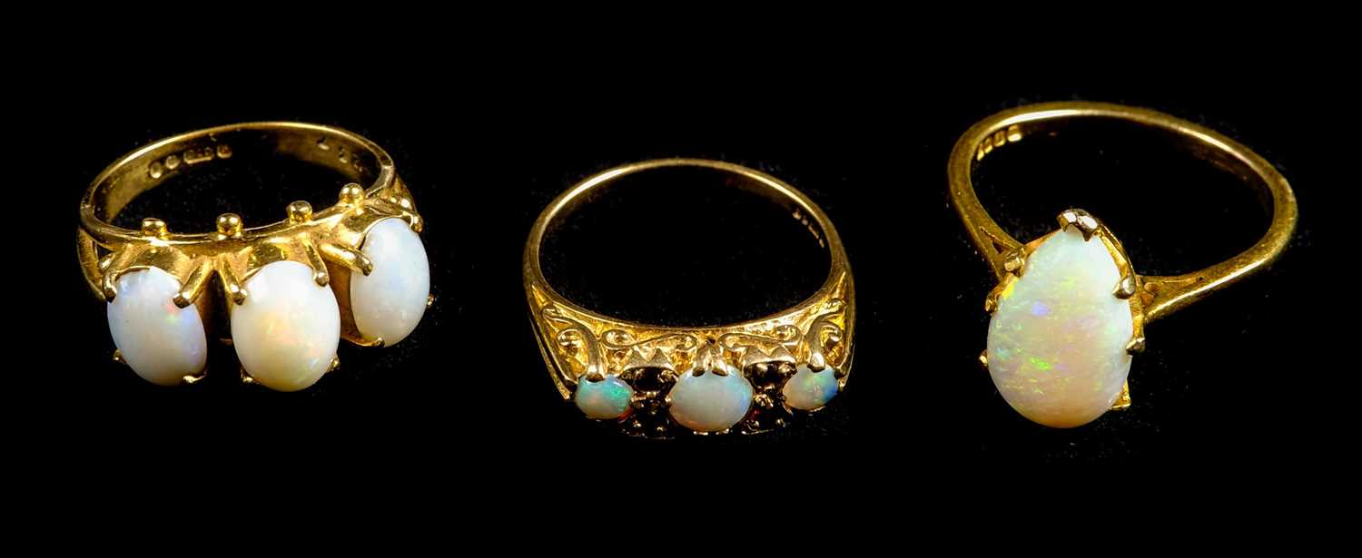 Lot 25 - Rings. An 18ct gold ring