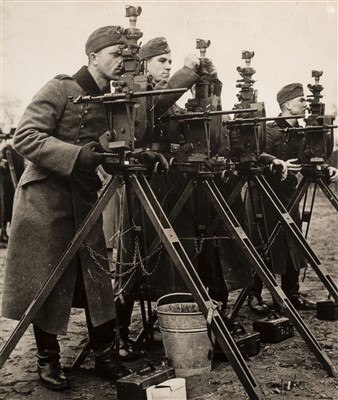 Lot 264 - WWII press photographs.