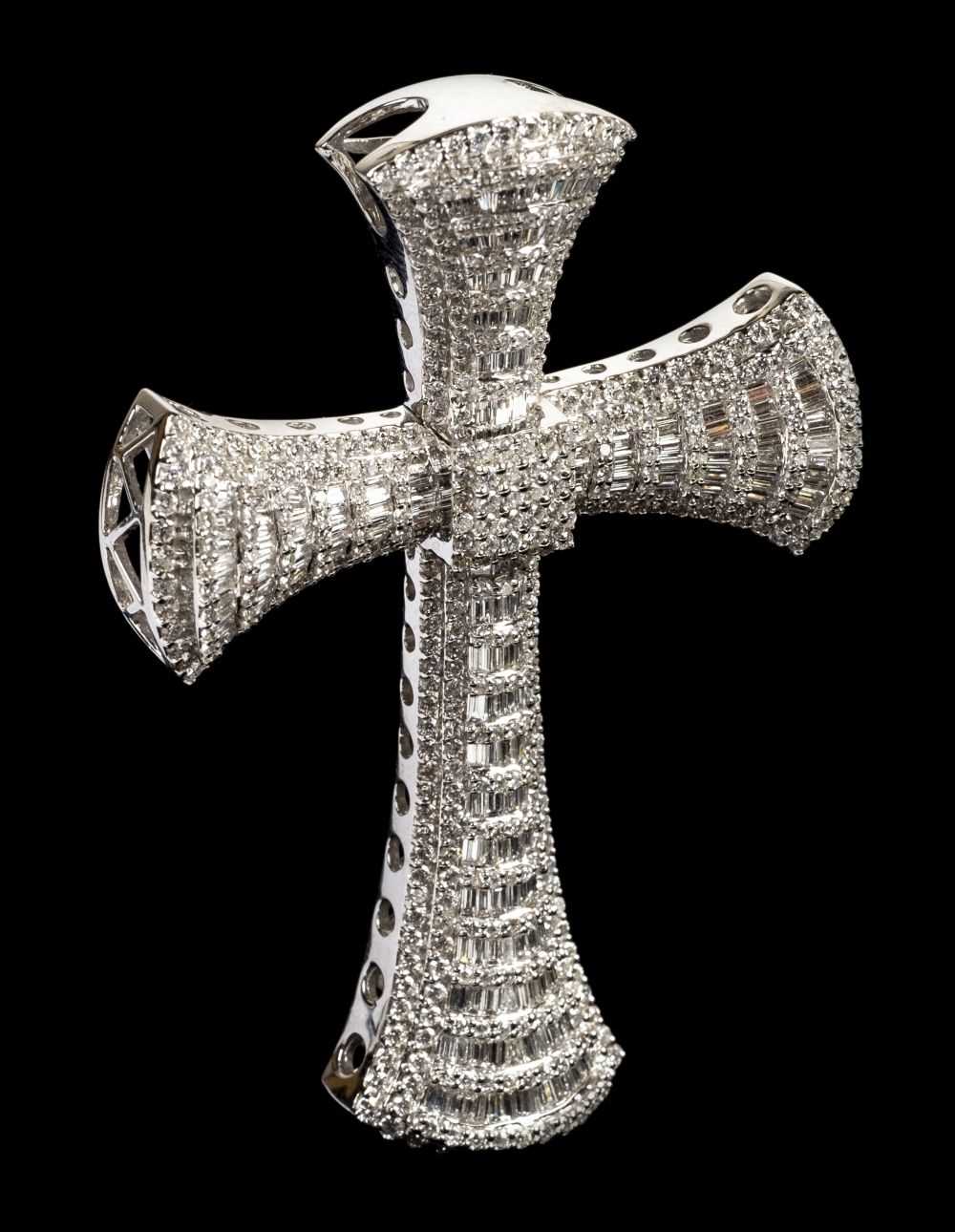 Cross. A modern 18ct white gold cross