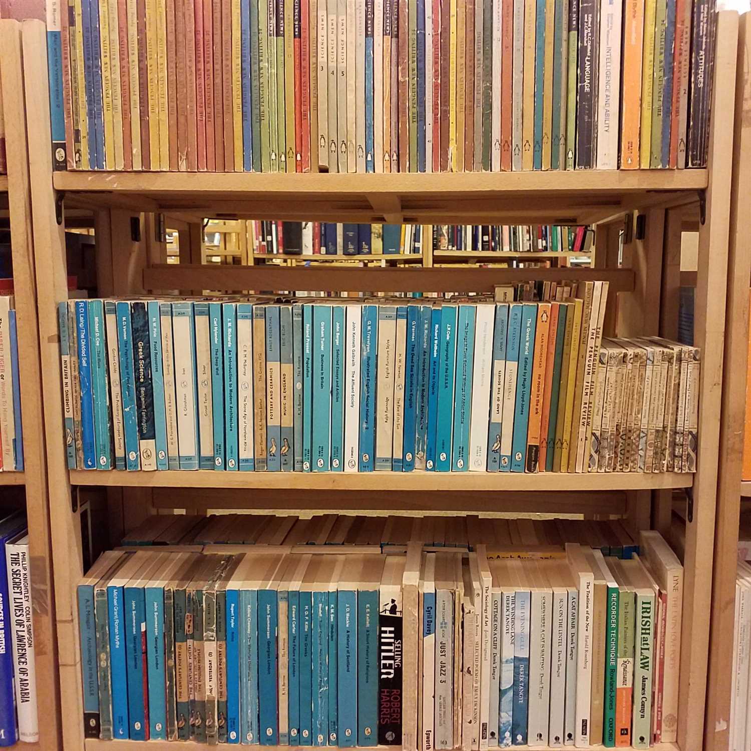 Lot 219 - Paperbacks. A large collection of approximately 800 Penguin & Pelican paperbacks
