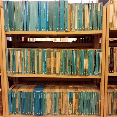 Lot 225 - Paperbacks. A large collection of approximately 800 Penguin & Pelicans
