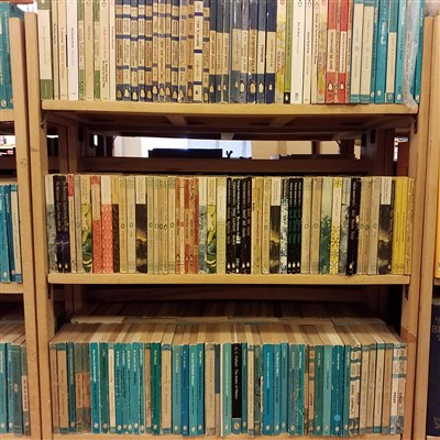 Lot 225 - Paperbacks. A large collection of approximately 800 Penguin & Pelicans