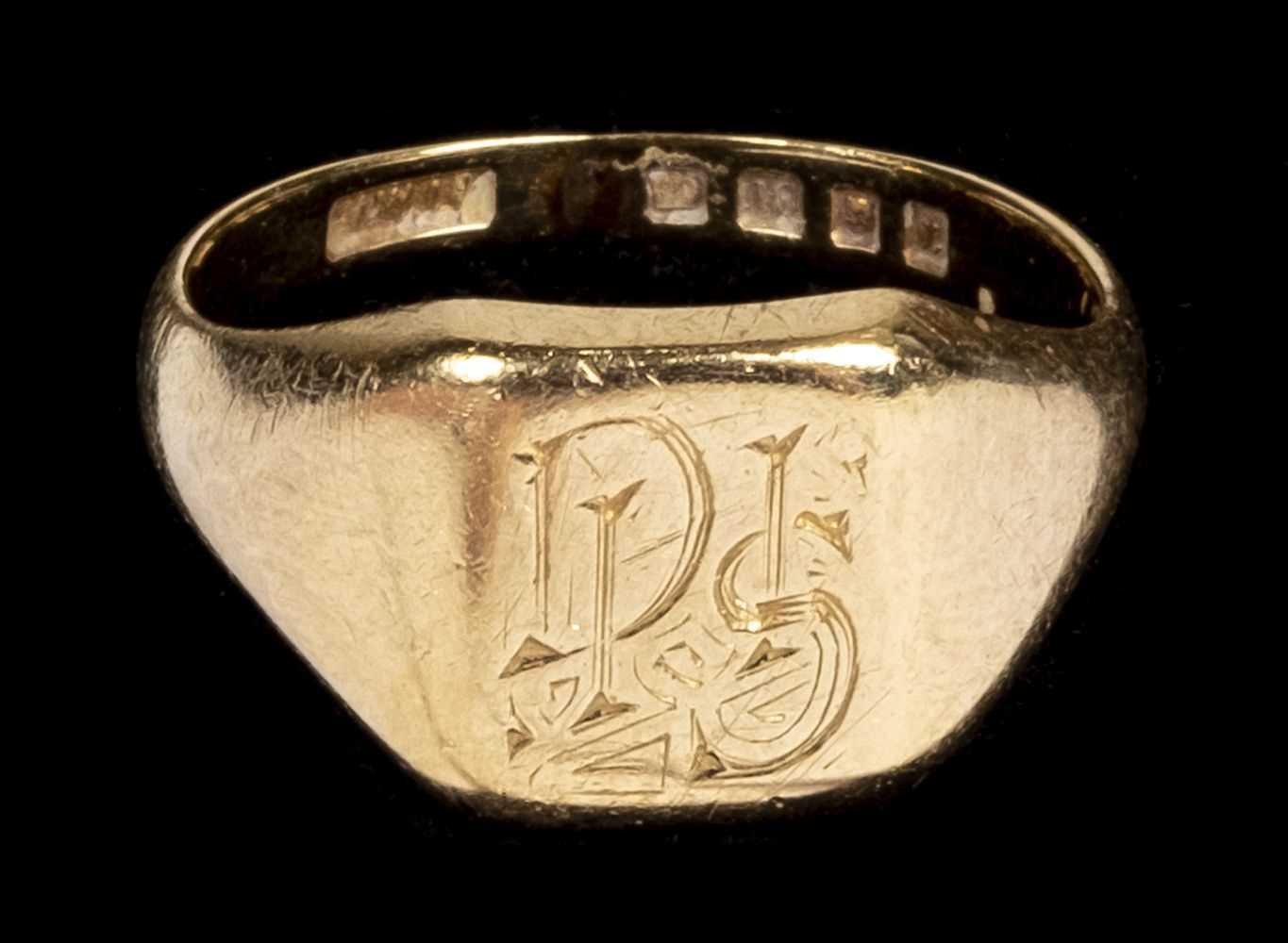 Lot 21 - Ring. An 18ct gents gold ring
