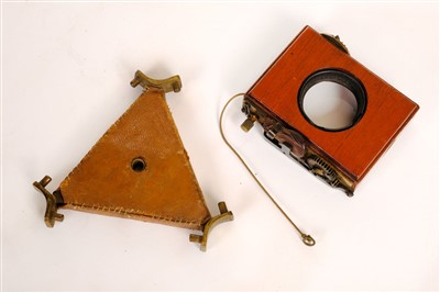 Lot 309 - Houghton "Triple Victo" half-plate field camera, circa 1900, with original folding tripod