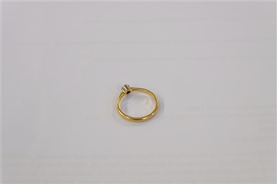 Lot 22 - Ring. An 18ct gold diamond solitaire ring