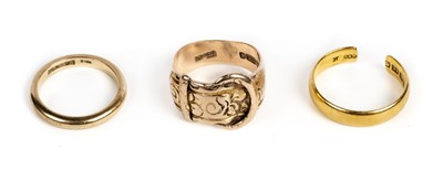 Lot 32 - Rings. An 22ct gold ring plus 2 9ct gold rings