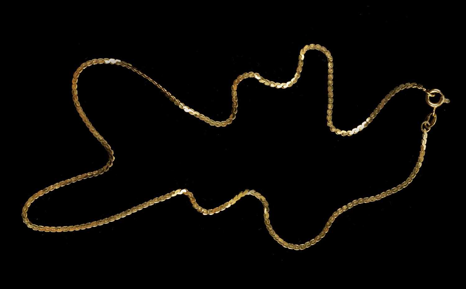 Lot 16 - Necklace. A Continental 18ct gold necklace