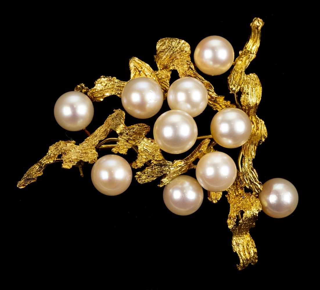 Lot 5 - Brooch. A Continental 14K gold and pearl brooch