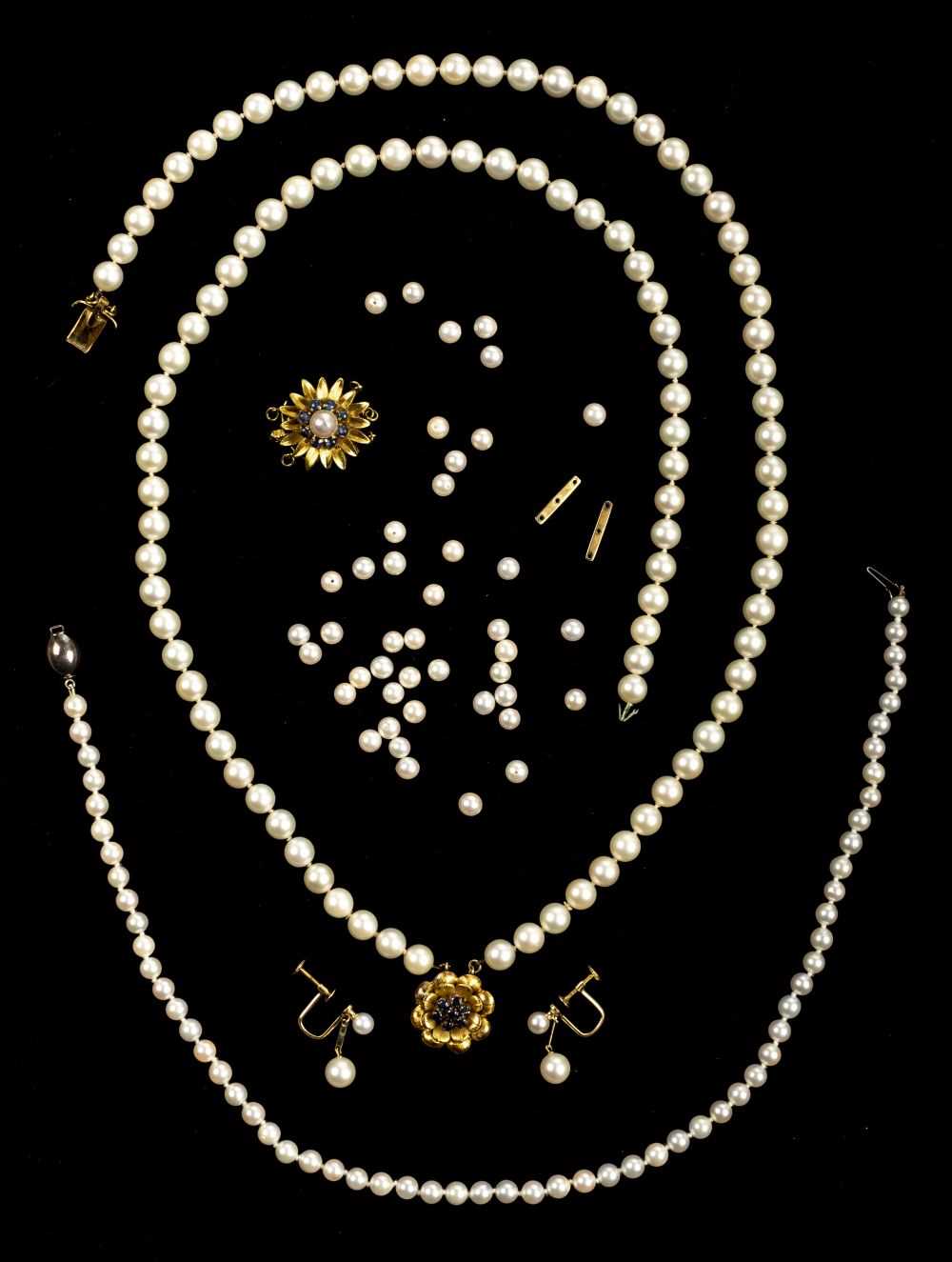 Lot 17 - Necklace. A Continental pearl necklace with 14K gold clasp