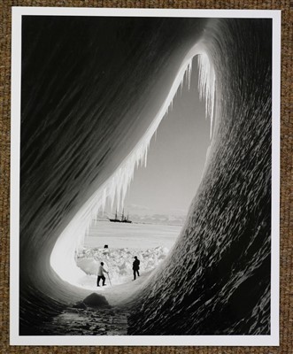 Lot 179 - Antarctica. Ponting (Herbert George). Five photographs of the British Antarctic Expedition 1910-13