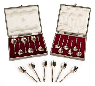 Lot 44 - Spoons. A set of 6 silver seal top spoons plus other spoons