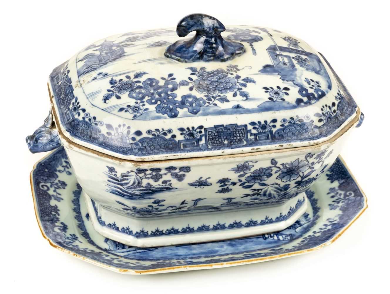 Lot 99 - Tureen. An 18th century Chinese porcelain blue and white tureen and cover