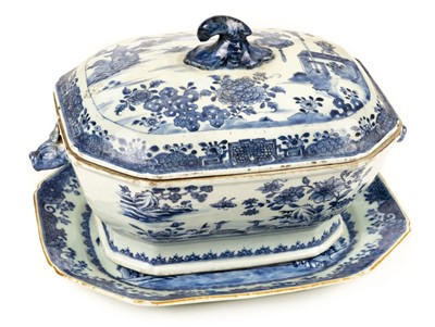 Lot 99 - Tureen. An 18th century Chinese porcelain blue and white tureen and cover