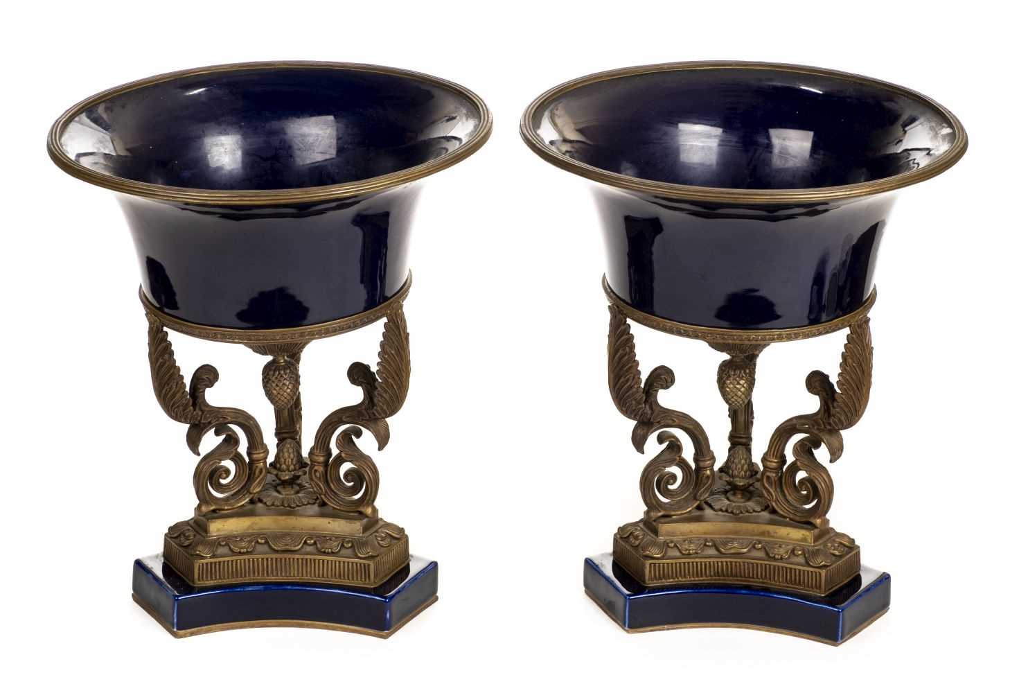 Lot 27 - Urns. A pair of 18th century style urns