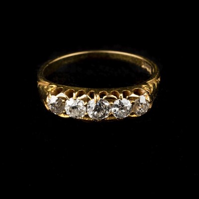 Lot 93 - Ring. An 18ct gold 5-stone diamond ring