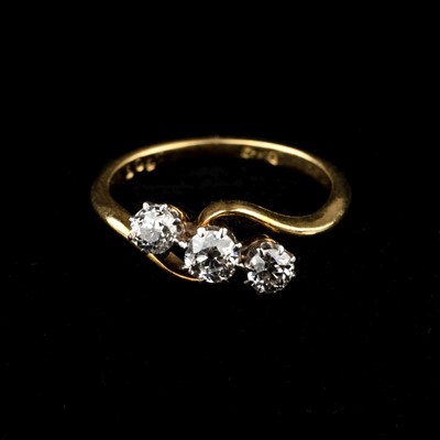 Lot 91 - Ring. A Platinum and 18ct gold diamond ring