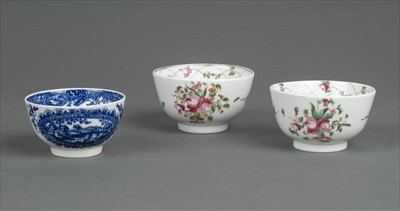 Lot 28 - Worcester. An 18th century Worcester porcelain tea bowl