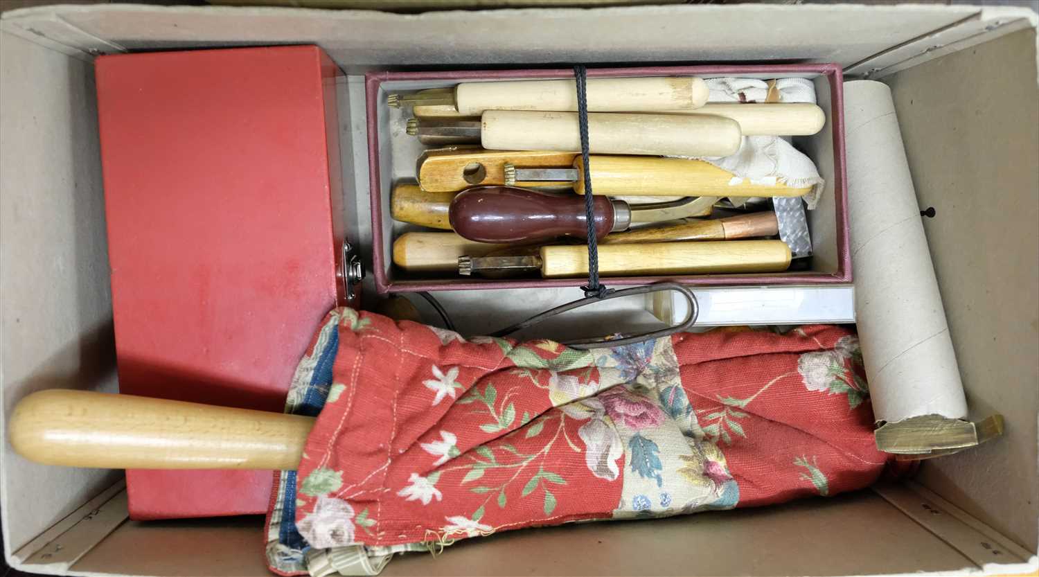 Lot 410 - Decorative Finishing Tools. A group of 5 small decorative finishing tools and other related items