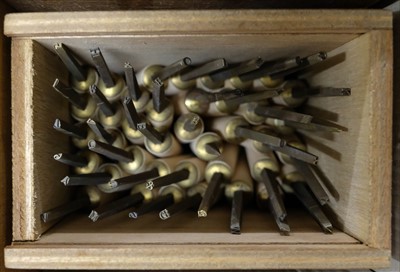 Lot 407 - Decorative finishing tools. 11 brass decorative finishing tools & 5 decorative pallets