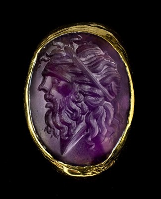 Lot 94 - Roman. A large Roman gold ring set with amethyst intaglio of Zeus