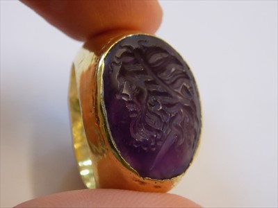 Lot 94 - Roman. A large Roman gold ring set with amethyst intaglio of Zeus