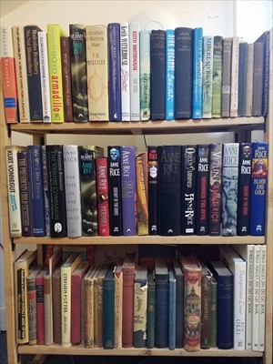 Lot 246 - Fiction. A large collection of modern fiction