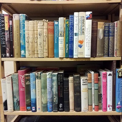 Lot 256 - Fiction. A large collection of modern fiction